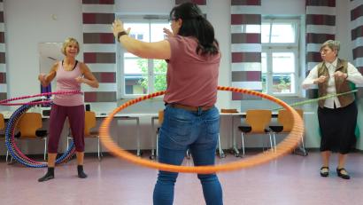 Bild: Wolfgang Steinbacher
Beim Tag der offenen Tür der Volkshochschule im Raseliushaus war auch Hula Hoop mit Petra Jäger geboten.