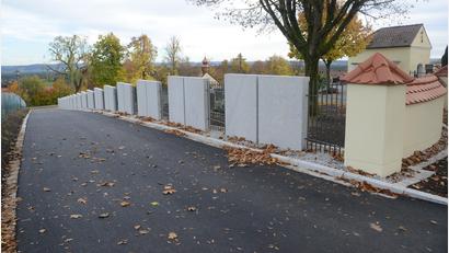 Bild: bey
Die neue Friedhofsmauer und der Tulpenweg sind nach dreimonatiger Bauzeit entsprechend der Planungsvorgabe fertiggestellt. Diesen Dienstag ist die offizielle Bauabnahme.