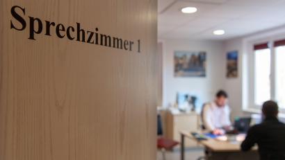 Symbolbild: Monika Skolimowska/dpa
Der Weg ins Sprechzimmer kann inzwischen lang sein. Niedergelassene Ärzte haben keine freien Termine mehr.