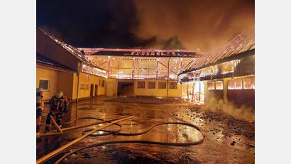 Bild: Kreisbrandrat/exb
Bei einem Brand in einem Vierseithof in Schwarzberg unweit von Wernberg-Köblitz entsteht in der Nacht auf den Montag enormer Schaden. Über ein Dutzend Feuerwehren bekämpfen die lodernden Flammen und können vor allem das Wohnhaus schützen.