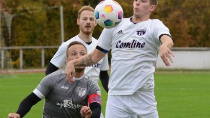 Bild: ham
In dieser Szene kommt Florian Schlagenhaufer (links) vom 1. FC Schwarzenfeld nicht an den Ball, später traf er aber zum 1:2 gegen den TSV Detag Wernberg. Am Ende war sein 11. Saisontor zu wenig.