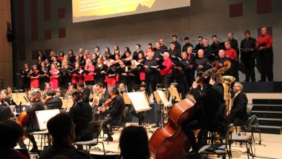 Bild: prh
Mit einem Kontrastprogramm von Klassik und Popp begeistert der Mitarbeiterchor "Singing Witt" das Publikum in der ausverkauften Max-Reger-Halle.