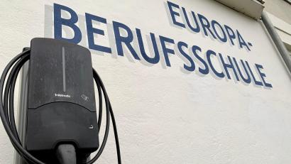 Bild: Gabi Schönberger
Eine Ladesäule gibt es an der Europa-Berufsschule. Aber wer darf jetzt daran sein E-Auto tanken?