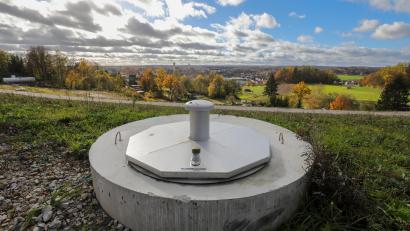 Bild: Wolfgang Steinbacher
Der Blick auf den Stadtteil Sulzbach ist idyllisch. Doch das Bild trügt, die Tausenden Kubikmeter Müll im Boden sind giftig. Im Vordergrund einer von fünf Brunnen zu sehen, über die verunreinigtes Sickerwasser gesammelt wird.
