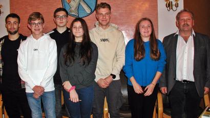 Bild: ld
Der neue Jugendgemeinderat hat sich konstituiert. Ihm gehören an (von links) Felix Pöllath, Bastian Zaus, Christian Fröbrich, Hannah Fröbrich, Simon Heser und Romina Kuhbandner. Bürgermeister Bernhard Schindler (rechts) sagte ihnen die volle Unterstützung zu.