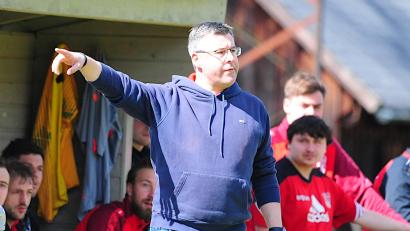 Archivbild: Thomas Schrems
Das Hinspiel hatte der TSV Waldershof (im Bild Trainer Thorsten Meier) bei Union Selb mit 2:0 gewonnen. Am Samstag knöpfte der TSV beim 3:3 dem Spitzenreiter erneut zwei Punkte ab.