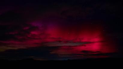 Bild: Pavlíèek Lubo/CTK/dpa
Polarlichter waren als leuchtend violettes Band in der Nacht zum Montag auch am Himmel über Tschechien zu sehen.