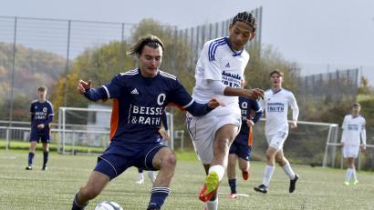 Bild: Hubert Ziegler
Matthew Carswell (rechts) vom SV Raigering zieht aus vollem Lauf ab, sein Gegenspieler von der SG Quelle Fürth (links) kommt nicht mehr rechtzeitig an den Ball.