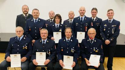 Bild: FW Störnstein/exb
Die für ihren langjährigen Dienst ausgezeichneten Feuerwehrleute mit den Ehrengästen; vorn sitzend links und rechts die Wehrmänner Ulrich Dorner und Alois Schieder, die 50 Jahre aktiven Dienst geleistet haben.