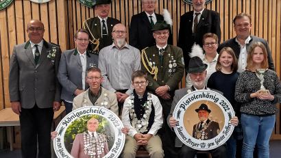 Bild: R. Kreuzer
Bei der Königsfeier stellen sich die Scheibengewinner und Schützenkönige mit ihren Platzierten zum Erinnerungsbild.