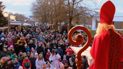 Bild: mab
Er darf als Hauptperson nicht fehlen: Der Nikolaus mit Knecht Rupprecht und Engelschar.