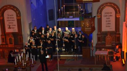 Bild: dob
Ein Projektchor der evangelischen Kirchengemeinde unter Leitung von Ulrike Kießling und Christina Ponader beschenkt die Zuhörer beim Benefizkonzert für die Sanierung der Stadtkirche mit "Musikalischen Begegnungen mit Dietrich Bonhoeffer".