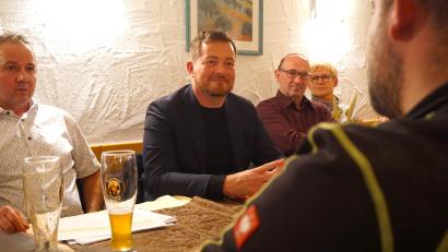 Bild: jut
Weizen und Heizen: Der Bundestagsabgeordnete Uli Grötsch (SPD, Mitte) stellt sich in einem Wirtshaus in Moosbach den Fragen der Bürger zum umstrittenen Heizungsgesetz.