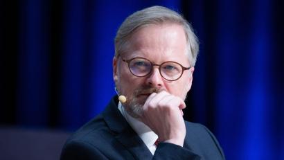 Bild: Sebastian Kahnert/dpa
Petr Fiala, Premierminister von Tschechien, sitzt während einer Podiumsdiskussion auf seinem Platz.