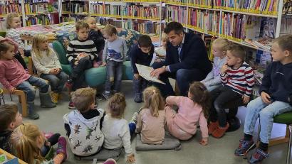 Bild: Kindergarten St. Marien/exb
Bürgermeister Rudolf Teplitzky liest den Kindern in der Oberviechtacher Stadtbücherei vor.