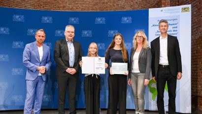 Bild: Tobias Hase/stmuk
Bei der Auszeichnung in München (von links) mit dabei: Umweltminister Thorsten Glauber, Schulleiter Ulrich Zänker, die Schülerinnen Josephine Petasch sowie Alexa Mauritz, HCA-Lehrerin Doris Schmidt-Hartmann und Kultusminister Michael Piazolo.