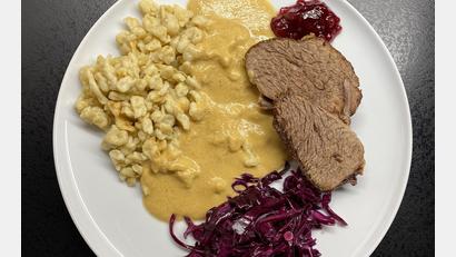 Bild: Judith Zeitler/exb
Milch-Rinderbraten mit Spätzle und Blaukraut – ein Gedicht!
