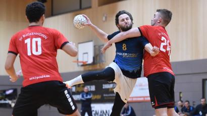 Bild: Büttner
Augen zu und durch: Fabian Szameitat (Mitte) war auch gegen den SV Buckenhofen wieder einmal bester Torschütze der HSG Weiden.