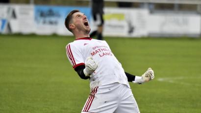 Bild: Hubert Ziegler
Torhüter Christian Kleiber vom SV Inter Bergsteig schrie mit dem Schlusspfiff seine ganze Freude über den 2:1-Derbysieg gegen den SV Raigering heraus.