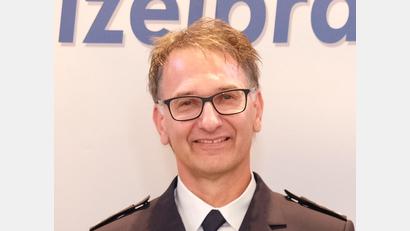 Bild: Hirsch
Polizeipräsident Thomas Schöniger (rechts) führt Inspektionsleiter Reiner Wiedenbauer (Mitte) und dessen Stellvertreter Florian Meier (links) in ihre Ämter ein.