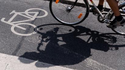 Symbolbild: Peter Kneffel/dpa
Das Pendlernetz für Radfahrer ist zwar funktionsfähig, aber mit vielen Fehlern behaftet, sagt Peter Findeklee, Beauftragter für Radwegeplanung im Landratsamt Bayreuth.