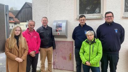 Bild: Kathrin Forster/exb
Die Vereinsvertreter Svenja Bäumler (KLJB), Günter Horn (Theatergruppe), Bürgermeister Johannes Kett, Jürgen Götz (FFW), Margita Sammel (KDFB) und Florian Neumann (FFW) bei der offiziellen Übergabe des Geräts.