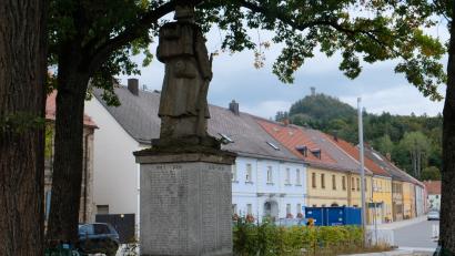 Bild: do
Einer der großen Themenschwerpunkte war die vor der Vollendung stehende Marktplatzsanierung. Die Restaurierung des Kriegerehrenmals soll im kommenden Jahr erfolgen.