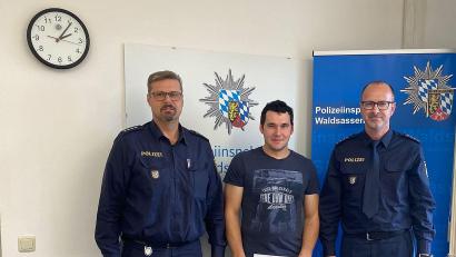 Bild: Benkhardt
Polizeihauptkommissar Wolfgang Achtert (links) und Polizeihauptkommissar Harald Fuchs (rechts) zeichneten Maximilian Rosner für seinen Mut und seine Entschlossenheit aus. Er hat einen Diebe verfolgt und damit geholfen, einen mutmaßlichen Täter festzunehmen.