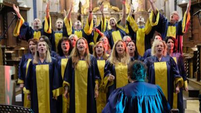 Bild: do
Die 21 Sängerinnen und Sänger des preisgekrönten Gospelchores Joy in Belief begeistern in der vollbesetzten Klosterkirche Speinshart mit einer Mischung aus bekannten und beliebten Songs. Mit Zurufen aus dem Publikum erfüllte das Ensemble auch Besucherwünsche.