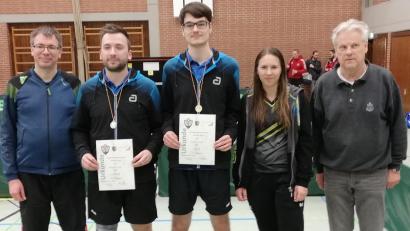 Bild: blg
Jonas Dinter vom TTSC Kümmersbruck (Mitte) verteidigte bei den Einzelmeisterschaften des Tischtennis-Bezirkes Oberpfalz-Nord seinen Titel bei den Herren A. Die Plätze 2 und 3 gingen an Michael Hummel (TTSC Kümmersbruck, Zweiter von links) und an Sabine Fischer (SV Hahnbach). Es gratulierten Tobias Flierl (links) vom Ausrichter TV Nabburg und Bezirksvorsitzender Günter Bauer (rechts).