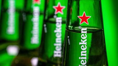 Symbolbild: J. David Ake/AP
Der Braukonzern Heineken will 2024 ein Zentrallager in Weiden eröffnen.