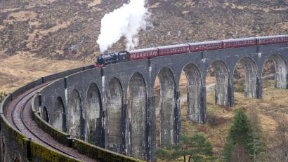 Bild: Jane Barlow/PA Archive/dpa
Der erste Jacobite Express der Saison 2022 überquert das Glenfinnan-Viadukt auf seinem Weg von Fort William nach Mallaig. Die „Harry Potter“-Filme machten die Zugstrecke über das Glenfinnan-Viadukt in Schottland weltberühmt.