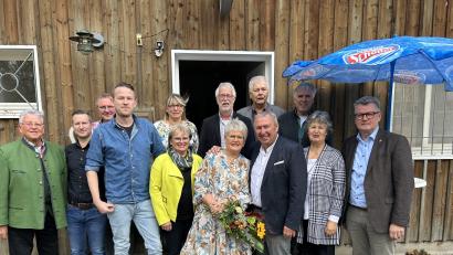 Bild: Andreas Royer
Achim Bender freute sich mit seiner Frau Ute (vorne) über die Glückwünsche vieler Gratulanten, darunter Bürgermeister Michael Göth (rechts), Altlandrat Armin Nentwig (links), IG-Metall-Bezirksleiter Horst Ott (Dritter von rechts), Zweiter SVL-Vorsitzender Michael Jakuttis und SPD-Ortsvereinsvorsitzende Bettina Moser (Zweiter und Fünfte von links).