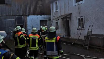 Bild: Feuerwehr Plößberg/exb
Einen Zimmerbrand in Naab konnten die Feuerwehren noch rechtzeitig löschen, ehe die Flammen auf das ganze Haus und den angrenzenden Stall übergriffen.