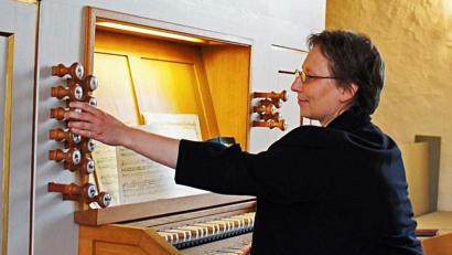 Bild: Bärbel Lüneburg/exb
Kirchenmusikdirektorin Konstanze Schweizer-Elser sitzt am Samstag zum Abschlussgottesdienst des Reger-Jahres an der Orgel.