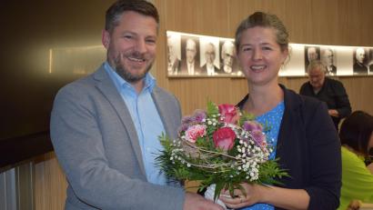 Bild: bnr
Sabine Grosser ist die neue Familienbeauftragte des Marktes Schwarzenfeld. Bürgermeister Peter Neumeier hieß sie mit einem Blumenstrauß willkommen.