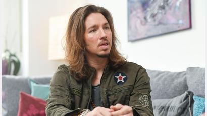 Bild: Tobias Hase/dpa/Archivbild
Der Sänger Gil Ofarim gibt ein Interview.