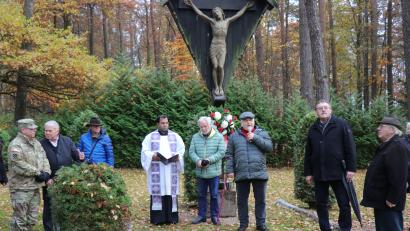 Bild: Ertl, Willi
Kranzniederlegung im Friedhof Langenbruck (von links): Command Sgt. Major Hermes F. Acevedo , Franz Zeilmann, Patrick Schaaf, Stadtpfarrer Pater Robin Xavier, Otto Sertl, Werner Stubenvoll, Bürgermeister Hans-Martin Schertl und Erwin Stubenvoll.