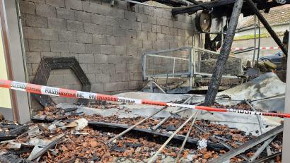 Bild: Thomas Dobler
Polizeiabsperrungsband der Brandruine in Schwarzberg.