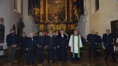 Bild: ge
In der Pfarrkirche St. Marien gestalteten Pfarrer Herbert Mader (Sechster von rechts) und Dekan Karlhermann Schötz (Siebter von rechts) die ökumenische Hubertusmesse. Links Jäger-Chef Stefan Frank.