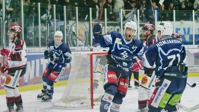 Archivbild: Elke Englmaier
Chad Bassen (Mitte) und Edgars Homjakovs verlassen die Blue Devils Weiden.