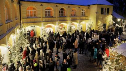 Archivbild: Gerhard Götz
Ein Besuchermagnet im Landkreis Schwandorf ist der Weihnachtsmarkt auf Schloss Guteneck.