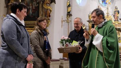 Bild: le
Pfarrer Max Früchtl (rechts) dankte der Sprecherin des Pfarrgemeinderats, Elisabeth Lehner (Zweite von links), für ihr Engagement. Mit im Bild Bianca Kraus und Kirchenpfleger Josef Rosner