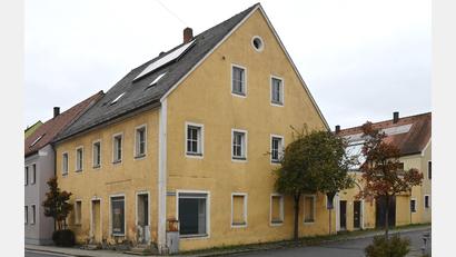 Bild: gf
In das Gebäude an der Ecke B 14/Breite Gasse in Hahnbach soll im Erdgeschoss eine ambulante Tagespflege für Senioren einziehen. Darüber sind Wohnungen geplant.