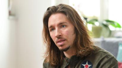 Bild: Tobias Hase/dpa
Der Sänger Gil Ofarim muss sich in einem Prozess verantworten.