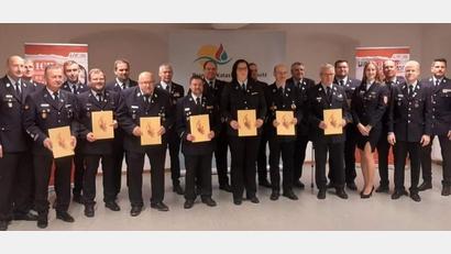 Bild: Schlosser/exb
Die Feuerwehr ehrt in Teunz Mitglieder, die sich um die Jugendarbeit verdient gemacht haben. .