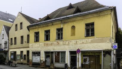 Bild: Hösamer
Die Meierhofer-Häuser an der Friedrich-Ebert-Straße und Neubäckergasse verfallen seit Jahrzehnten. Ein Baugebot der Stadt scheiterte vor Gericht.