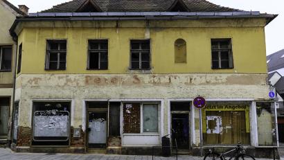 Bild: Hösamer
"Jetzt im Angebot", wie unten rechts im Schaufenster zu lesen, ist im Gebäude Friedrich-Ebert-Straße/Ecke Neubäckergasse in Schwandorf schon lange nichts mehr. Das Anwesen und verfallende Nachbarhäuser waren nun Objekt eines Verwaltungsgerichtsstreits.
