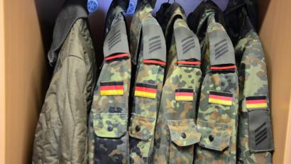 Archivbild: Kunz
Soldaten-Uniformen hängen in der Rekrutenunterkunft der Major-Radloff-Kaserne in Weiden.