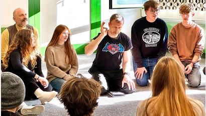 Bild: Peter Ringeisen
Thomas Wiesenberg (Mitte) gibt Schülern des Gregor-Mendel-Gymnasiums den Einsatz zu einer Sprechübung beim Workshop des "Theater Poetenpack".